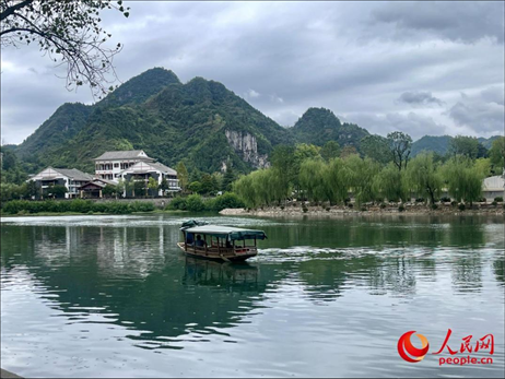 秋日的邊城鎮(zhèn)，青山滴翠、碧水含情。人民網(wǎng) 周靜圓攝