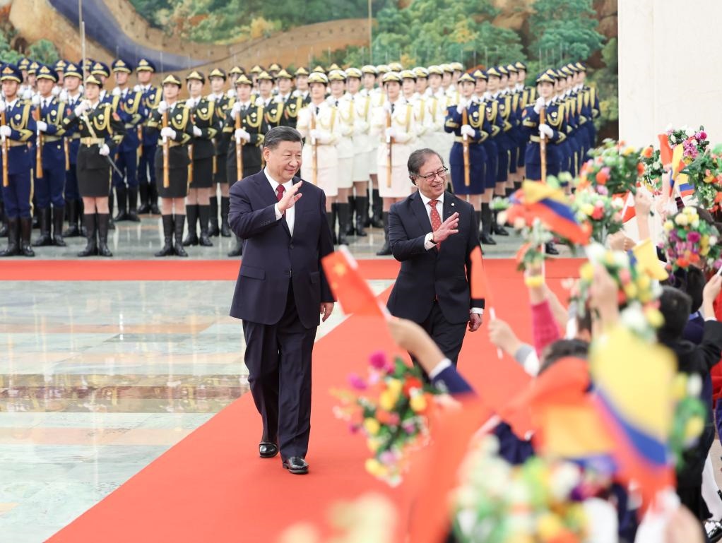 10月25日下午，國家主席習(xí)近平在北京人民大會堂同來華進(jìn)行國事訪問的哥倫比亞總統(tǒng)佩特羅舉行會談。這是會談前，習(xí)近平在人民大會堂北大廳為佩特羅舉行歡迎儀式。