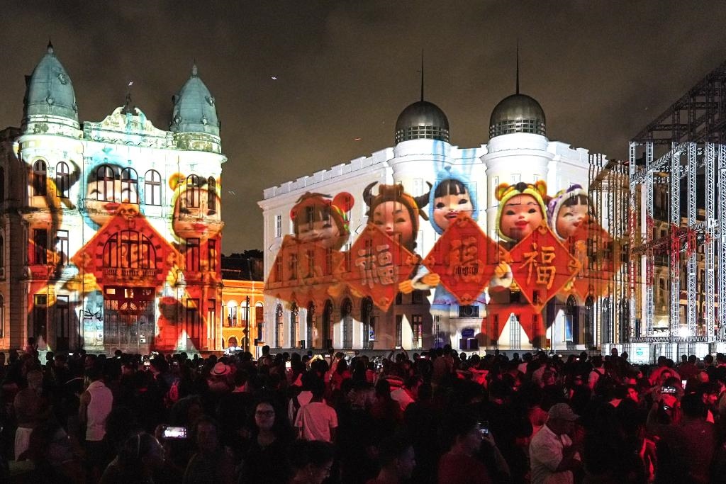 1月19日，在巴西累西腓市舉行的中國春節(jié)慶祝活動上，大型燈光秀點亮夜空。