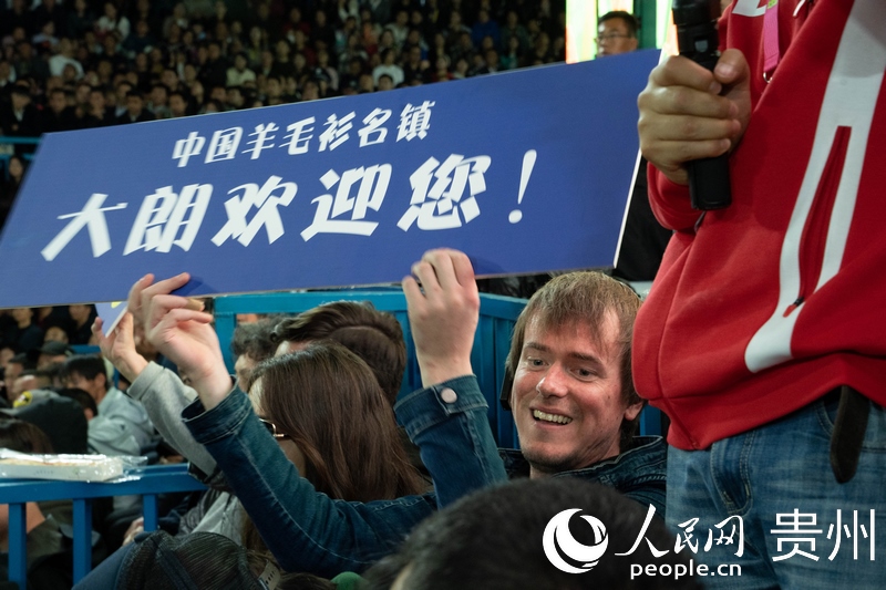外媒記者舉起手牌為運(yùn)動(dòng)員加油。人民網(wǎng) 陽(yáng)茜攝