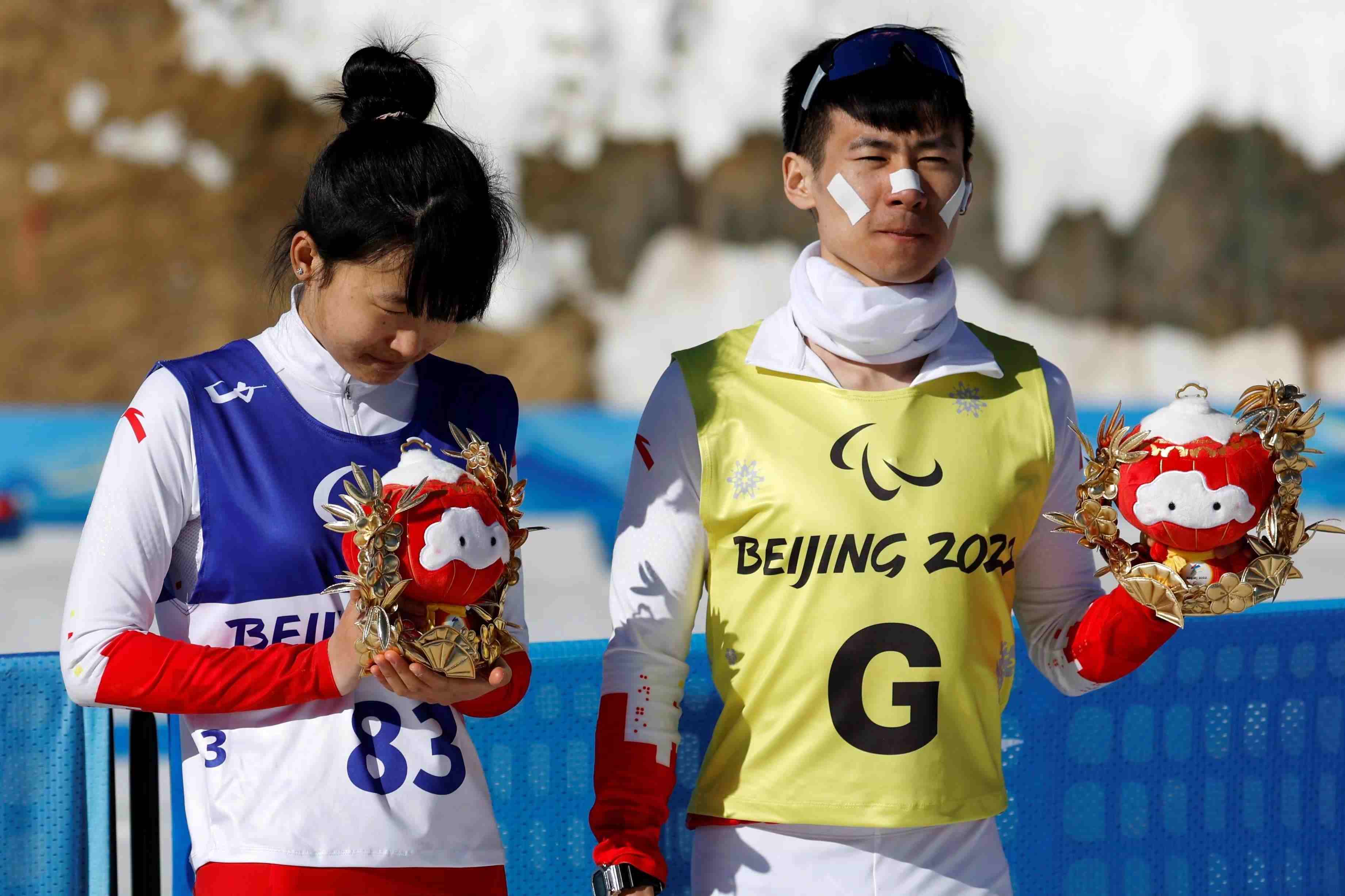 △2022年3月8日，在2022冬殘奧會(huì)殘奧冬季兩項(xiàng)女子中距離（視障）比賽中，中國選手王躍（左）獲季軍。