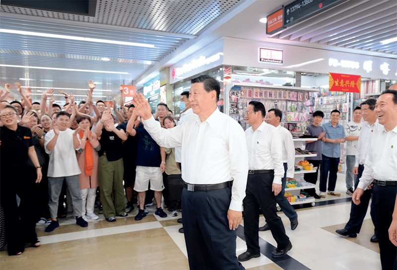 2023年9月20日至21日，中共中央總書(shū)記、國(guó)家主席、中央軍委主席習(xí)近平在浙江考察。這是20日上午，習(xí)近平在義烏國(guó)際商貿(mào)城考察時(shí)，同商戶(hù)親切交流。 新華社記者 李學(xué)仁/攝
