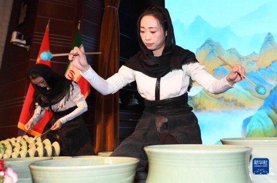 10月30日，演員在伊朗德黑蘭伊朗國(guó)家藝術(shù)科學(xué)院舉行的“青風(fēng)海上來”浙江青瓷巡禮開幕式暨“萬象中國(guó)·天下寧波”寧波文旅推介會(huì)開幕式上表演。新華社記者 沙達(dá)提 攝