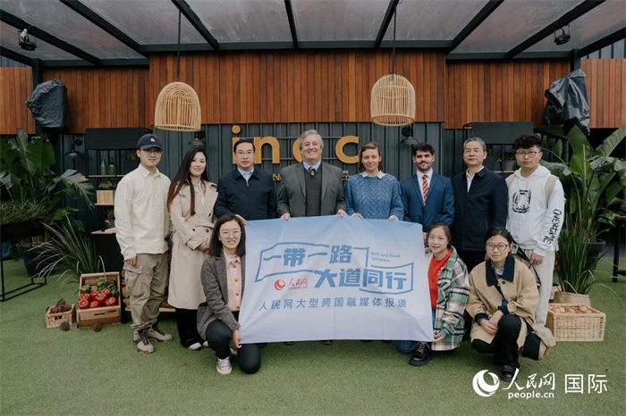 在烏拉圭第118屆普拉多牧農(nóng)業(yè)國際博覽會(huì)上，烏拉圭國家肉類協(xié)會(huì)主席與人民網(wǎng)記者合影。人民網(wǎng)記者 張若涵攝