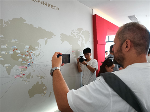 來自波黑的法魯克·博里奇用手機記錄廣州港可以通達到的世界城市與地區(qū)。石青川 攝