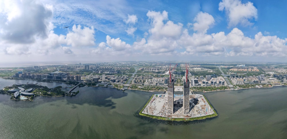2022年9月4日，在服貿(mào)會(huì)首鋼園區(qū)金融服務(wù)專題展上，參觀者在中國民生銀行展臺(tái)咨詢金融業(yè)務(wù)。新華社記者 金皓原 攝