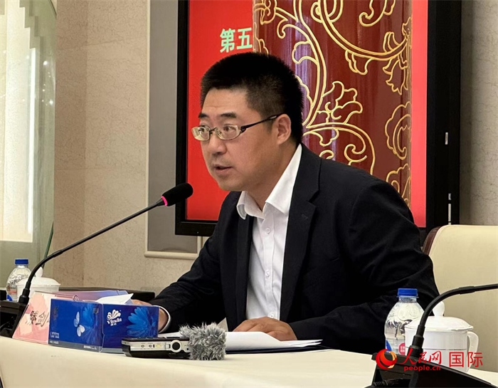 10月31日，歐美同學會副秘書長滕劍峰在第五屆中法文化論壇媒體吹風會上講話。（人民網(wǎng) 謝瑩攝）