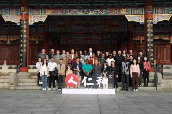 2023“一帶一路”媒體合作論壇聯(lián)合采訪團(tuán)參觀仁和集團(tuán)。（受訪者供圖）