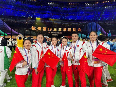 杭州亞運(yùn)會(huì)閉幕式上，教練李紅（右三）和隊(duì)員們合影（左二為龔莉）。受訪者供圖