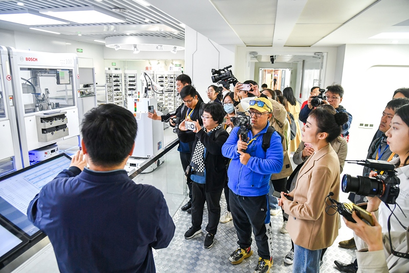 2023年10月16日，第三屆“一帶一路”國(guó)際合作高峰論壇新聞中心組織中外記者采訪(fǎng)。記者在中德大廈內(nèi)的博世未來(lái)工廠(chǎng)展區(qū)參觀(guān)，了解其高質(zhì)量創(chuàng)新發(fā)展成果。