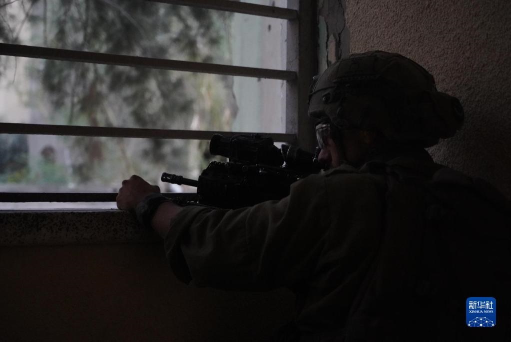 這張以色列國防軍11月9日發(fā)布的照片顯示，以軍地面部隊在加沙城進行軍事行動。新華社發(fā)