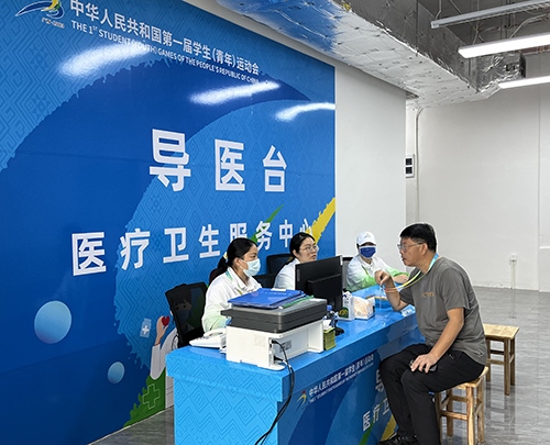 村內(nèi)住客在醫(yī)療衛(wèi)生服務(wù)中心導(dǎo)醫(yī)臺(tái)問診。人民網(wǎng)記者 歐興榮攝
