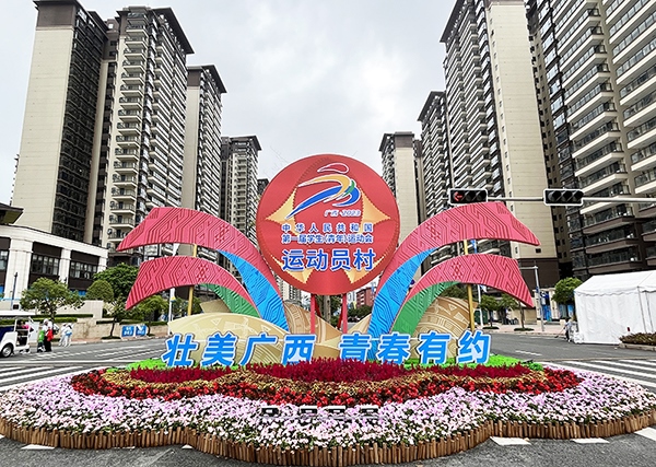 運(yùn)動(dòng)員村入口處標(biāo)識(shí)標(biāo)牌成為極受歡迎的打卡點(diǎn)。人民網(wǎng)記者 歐興榮攝