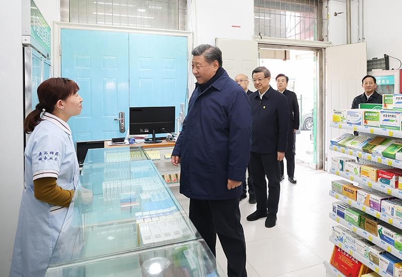 2023年11月10日，習(xí)近平總書記在河北保定涿州市永濟(jì)秀園小區(qū)門口藥店，了解經(jīng)營恢復(fù)情況。