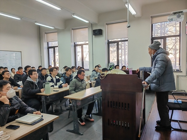鐘萬勰院士為研究生上課。大連理工大學(xué)供圖