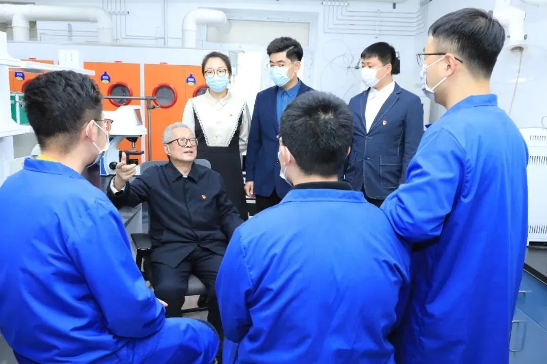 秦裕琨院士在實(shí)驗(yàn)室與青年師生交流。哈爾濱工業(yè)大學(xué)供圖