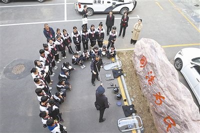 圖②：法警對(duì)警用裝備的使用進(jìn)行現(xiàn)場(chǎng)演示。