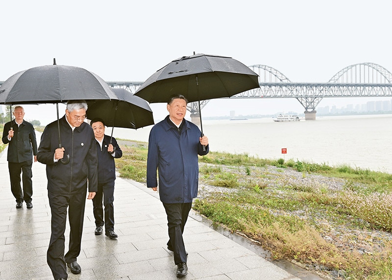 2023年10月10日至13日，中共中央總書記、國家主席、中央軍委主席習(xí)近平在江西考察。這是10日下午，習(xí)近平在長江國家文化公園九江城區(qū)段考察時，冒雨沿江堤步行察看沿岸風(fēng)貌。 新華社記者 謝環(huán)馳/攝