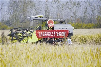  圖②：干警就地解紛場景。