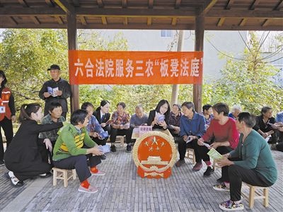  圖③：干警向附近農(nóng)戶解讀相關(guān)法律法規(guī)。