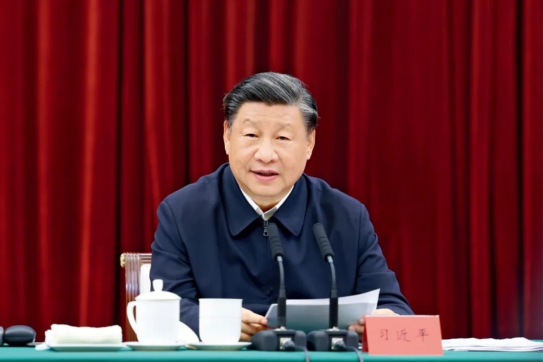 2023年10月12日，中共中央總書記、國家主席、中央軍委主席習(xí)近平在江西省南昌市主持召開進(jìn)一步推動長江經(jīng)濟(jì)帶高質(zhì)量發(fā)展座談會并發(fā)表重要講話。習(xí)近平強(qiáng)調(diào)，完善跨區(qū)域、跨部門、跨層級的數(shù)據(jù)信息共享和流程互聯(lián)互通，深化政務(wù)服務(wù)合作，優(yōu)化營商環(huán)境。圖/新華社記者 鞠鵬 攝