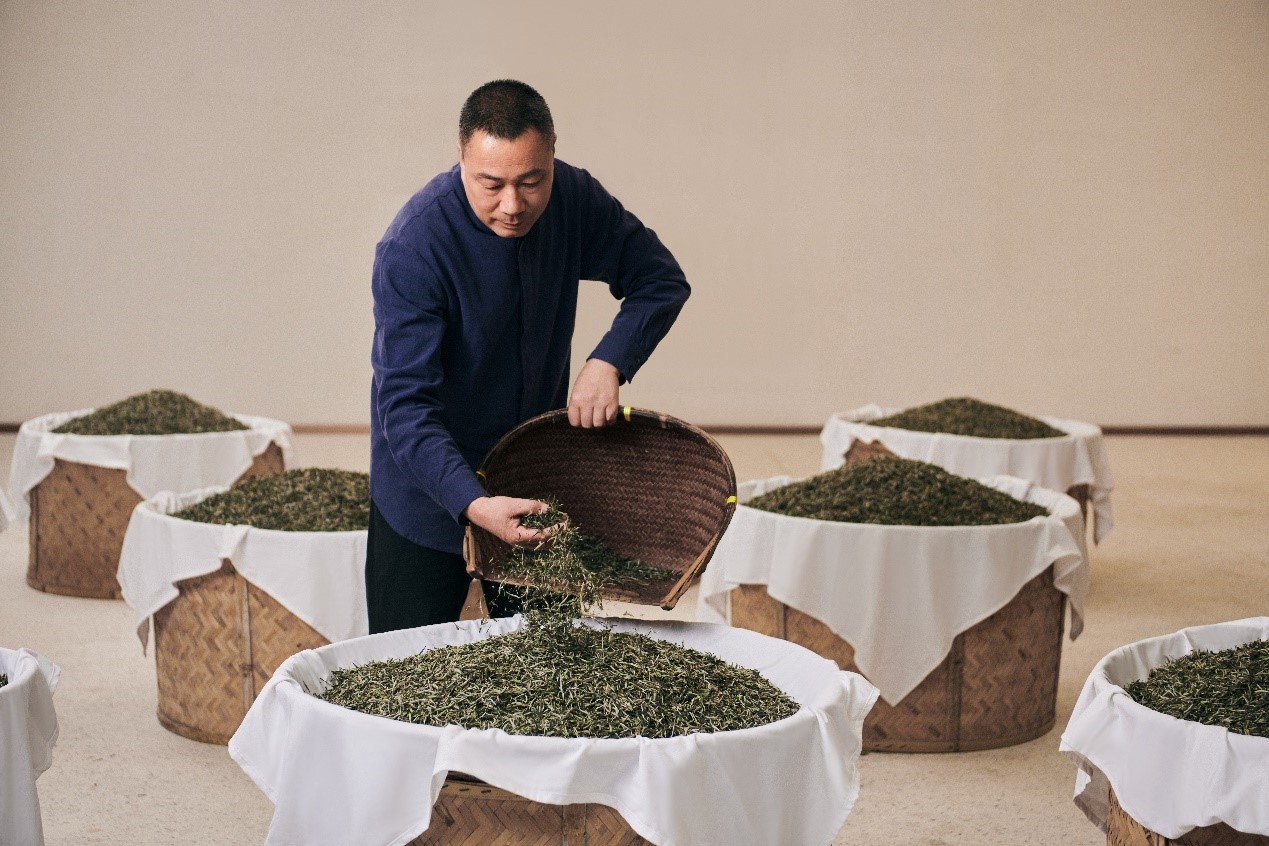 福鼎白茶制作技藝的省級(jí)代表性傳承人林振傳在制茶。受訪者供圖