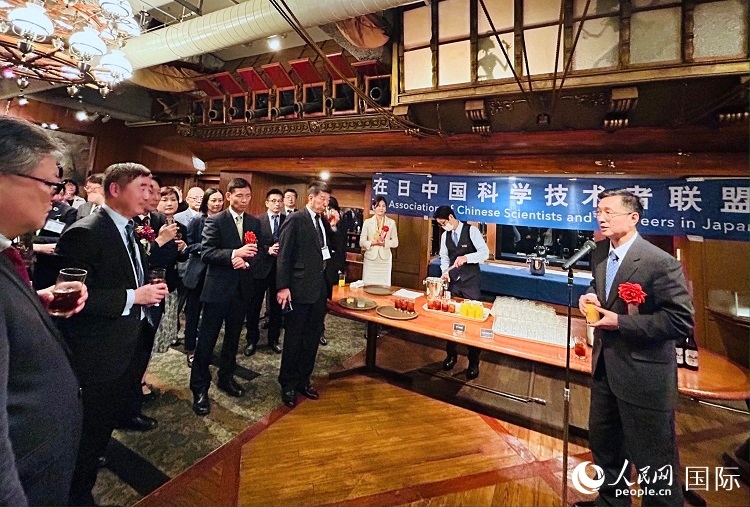 中國(guó)駐日本大使館教育處公使銜參贊杜柯偉在紀(jì)念酒會(huì)上致祝酒詞。人民網(wǎng) 許可攝