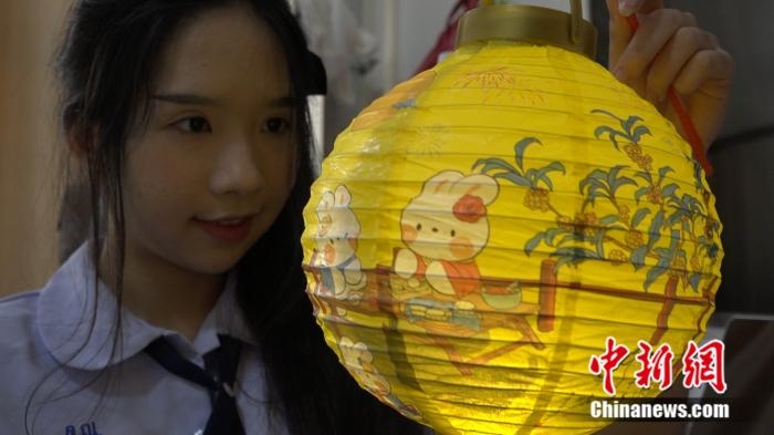 李佳夢(mèng)正在做兔子花燈。呂盛楠 攝