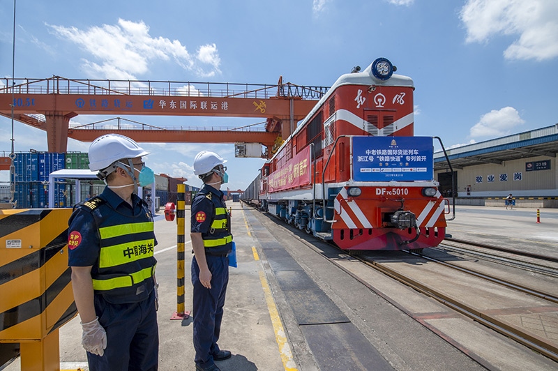 2022年6月29日，浙江金華，中老鐵路國際貨運列車浙江號“鐵路快通”首趟專列經海關監(jiān)管后，從金華南站鳴笛啟程，經磨憨口岸駛向老撾萬象。