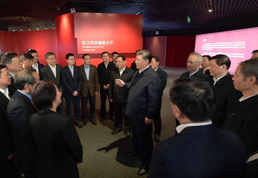 2018年11月6日，習(xí)近平在上海張江科學(xué)城展示廳考察時(shí)，同在場的科技工作者親切交談。