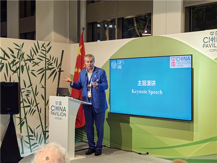 意大利都靈理工大學(xué)終身教授岡特·鮑利發(fā)言。COP28中國角供圖