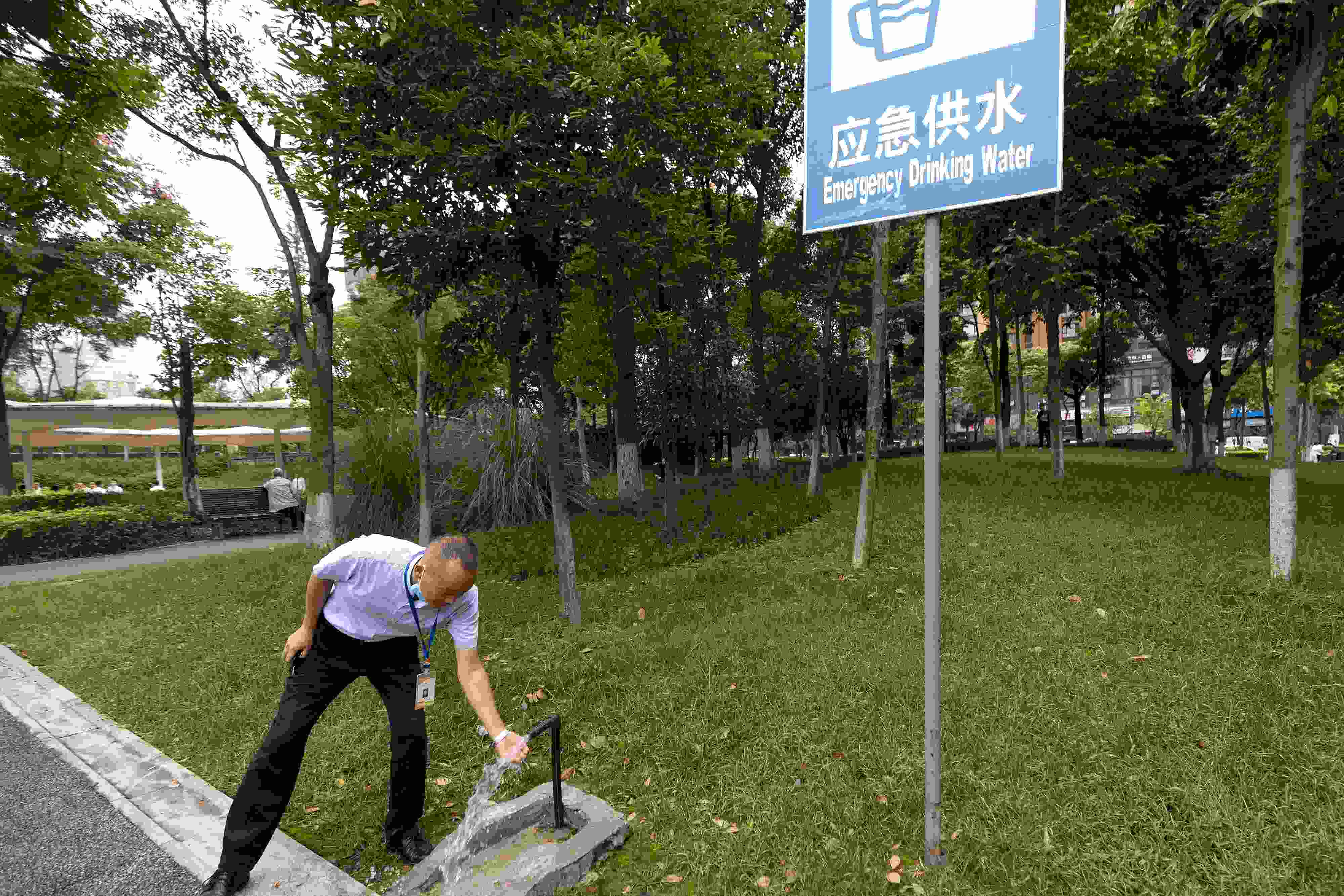 位于成都高新區(qū)天府二街與天府三街之間的大源中央公園，應(yīng)急供水設(shè)施標(biāo)識(shí)醒目。
