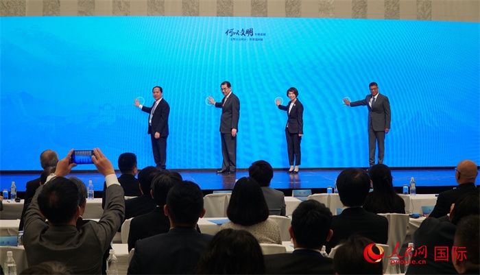 嘉賓共同啟動“何以文明”日本特展體驗暨2024年總臺春晚宣介區(qū)。人民網(wǎng) 蔣曉辰攝