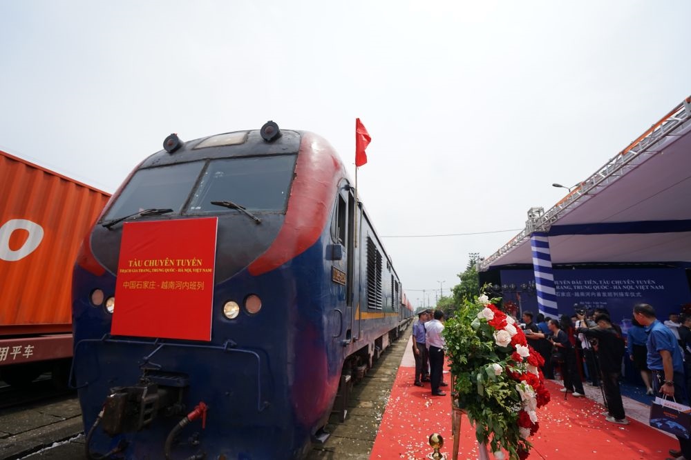 這是2023年8月2日在越南河內(nèi)安員車(chē)站拍攝的首列“燕趙號(hào)”中越班列。新華社記者 胡佳麗 攝