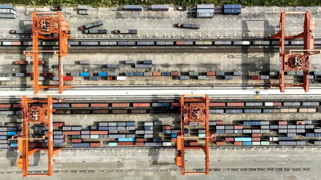 △2023年11月12日，火車在廣西欽州港碼頭裝運集裝箱。