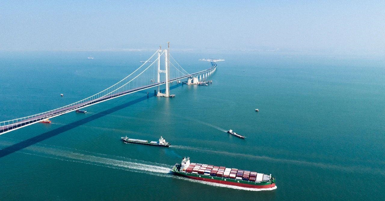 △2023年11月28日，國家重大工程深中通道海底沉管隧道貫通。