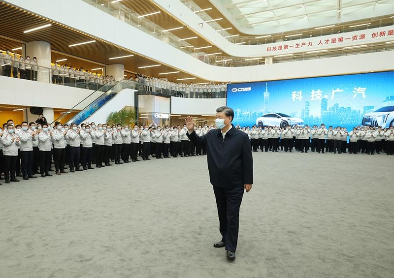 △2023年4月12日，習近平總書記在廣東廣汽研究院向職工們揮手致意。