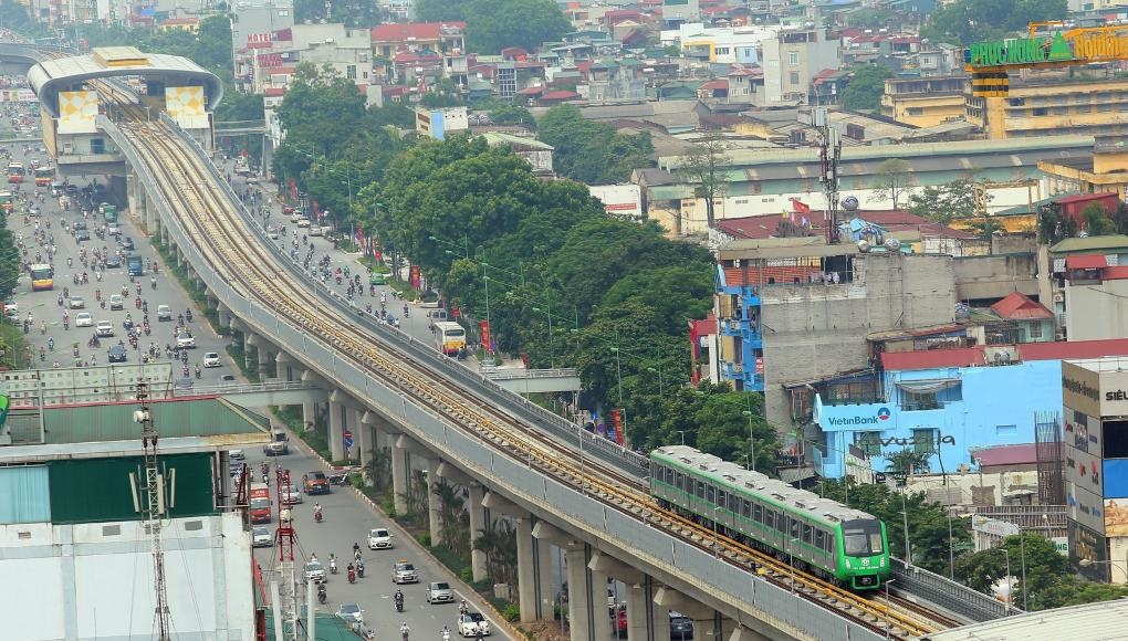 2021年11月6日，列車(chē)在越南首都河內(nèi)吉靈-河?xùn)|輕軌線上行駛。中企承建的越南首條城市輕軌項(xiàng)目交接儀式當(dāng)日在河內(nèi)舉行，標(biāo)志著該項(xiàng)目投入運(yùn)行。新華社/越通社