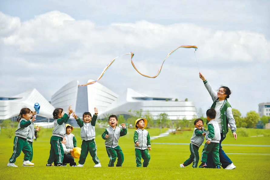  童心飛揚 在浙江衢州市智慧新城草坪公園，一名幼兒園老師揮舞彩帶，與孩子們一起玩耍。衢州市柯城區(qū)將兒童友好理念融入城區(qū)整體規(guī)劃，努力為兒童成長創(chuàng)造更好的發(fā)展環(huán)境，提升兒童和家庭的獲得感、幸福感、安全感。 衢州市柯城區(qū)某幼兒園哥倫比亞籍教師 莉莉安娜·雷斯特雷波·埃斯皮諾薩攝 “我和家人都很喜歡在衢州生活，這是一座兒童友好城市，有很多兒童營地和戶外活動場所。我看到孩子們在幼兒園、戶外非?？鞓返赝嫠?，便用相機記錄下這美好時刻?！? /></p> <p style=