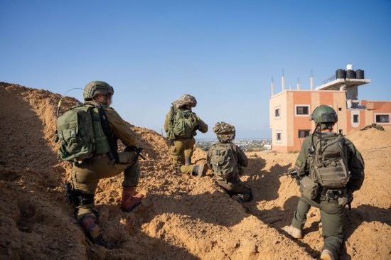 這張以色列國防軍12月10日發(fā)布的照片顯示，以軍地面部隊在加沙地帶進行軍事行動。新華社發(fā)