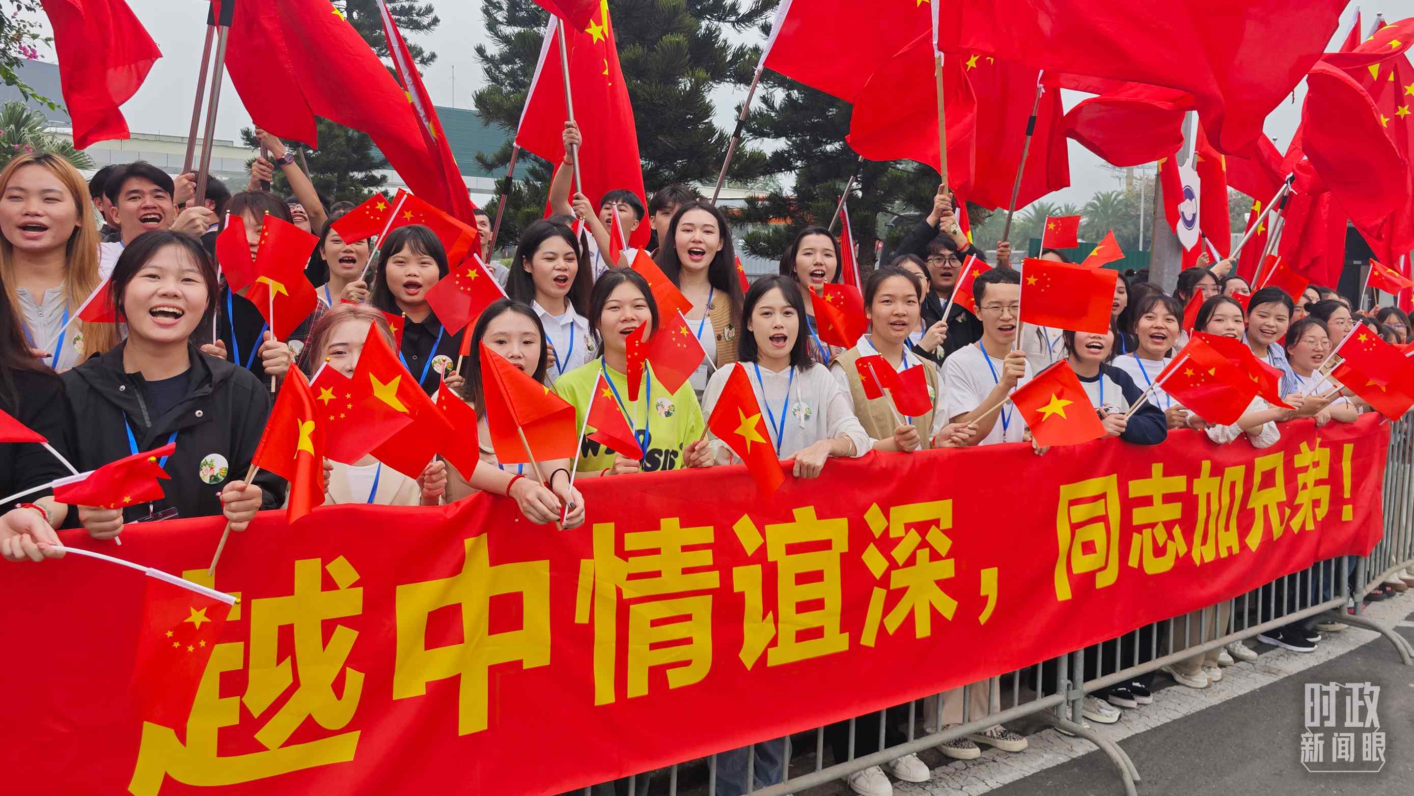 △習(xí)近平乘車從機(jī)場(chǎng)赴下榻飯店途中，許多人自發(fā)聚集在道路兩旁，揮舞兩國旗幟，表達(dá)熱烈歡迎。（總臺(tái)央視記者耿小龍拍攝）