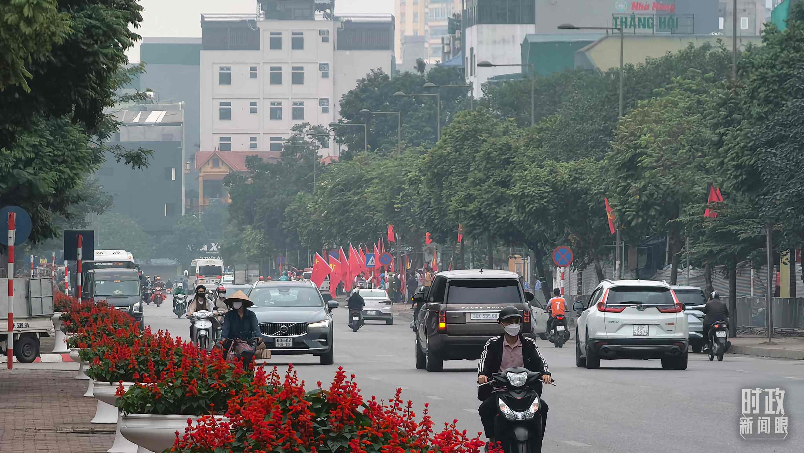 △河內(nèi)街道兩側(cè)的中越兩黨兩國旗幟。（總臺(tái)央視記者韓銳拍攝）