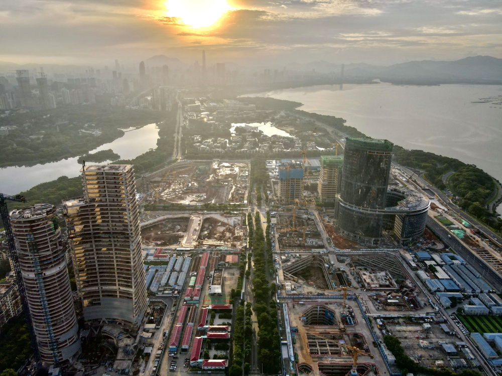 位于深圳市南山區(qū)的深圳灣超級總部基地建設(shè)現(xiàn)場（無人機照片，2023年8月26日攝）。新華社記者 周科 攝