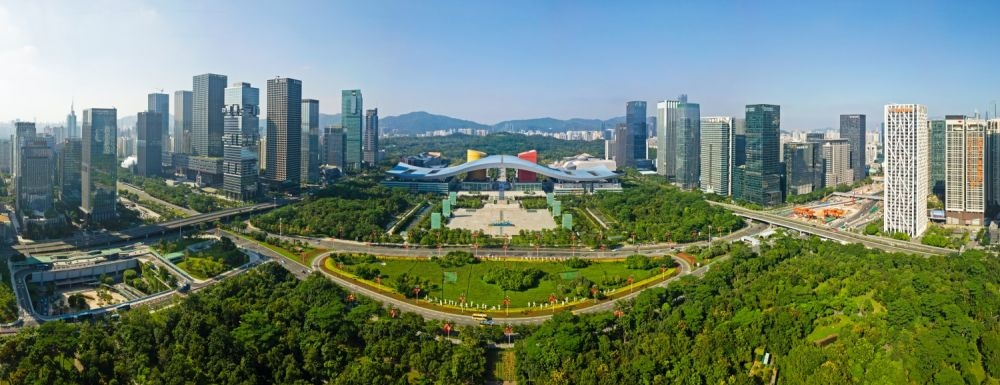 這是在廣東省深圳市拍攝的深圳市民中心和蓮花山公園一線（2020年10月2日攝，無人機(jī)照片）。新華社記者 梁旭 攝