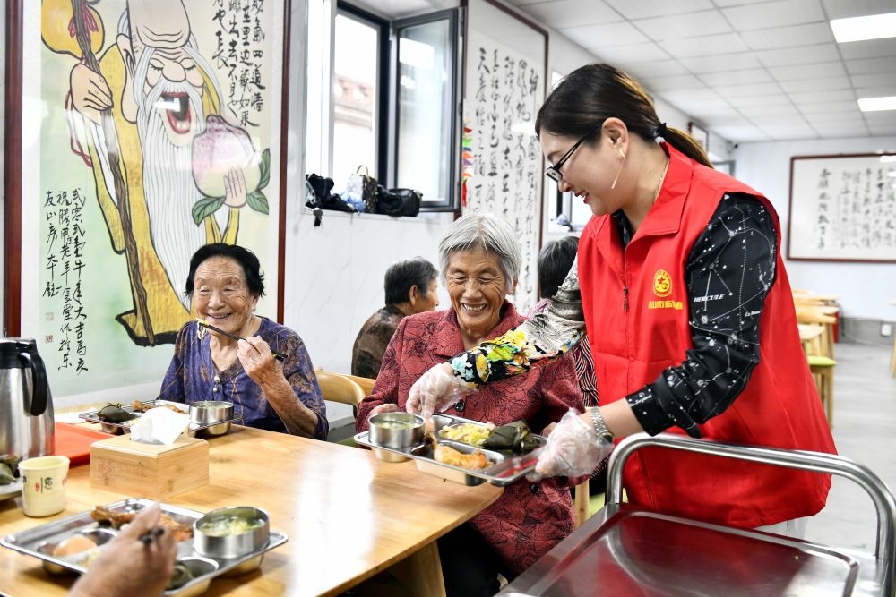在山東省乳山市城區(qū)街道騰甲莊村幸福食堂，志愿者為老人們配送午餐（2023年6月24日攝）。新華社記者 郭緒雷 攝