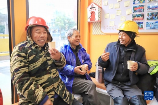 12月16日，幾名戶外勞動者在位于浙江舟山市的一家“勞動者驛站”里喝姜茶驅寒。