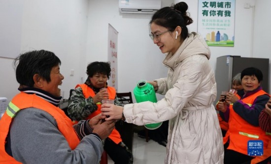 12月16日，在浙江省湖州市德清縣乾元鎮(zhèn)環(huán)衛(wèi)工人愛心驛站，志愿者為環(huán)衛(wèi)工人倒紅糖姜茶。