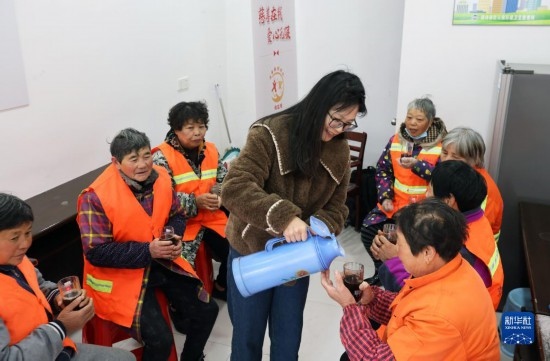 12月16日，在浙江省湖州市德清縣乾元鎮(zhèn)環(huán)衛(wèi)工人愛心驛站，志愿者為環(huán)衛(wèi)工人倒紅糖姜茶。