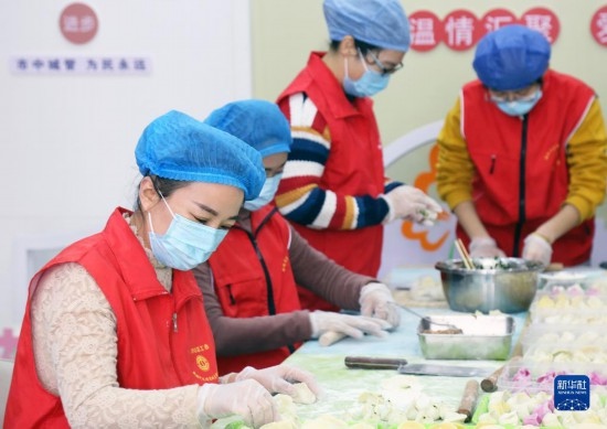 12月16日，在山東省棗莊市市中區(qū)城管藍職工志愿服務驛站，愛心志愿者為戶外勞動者包水餃。