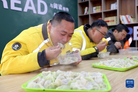 12月16日，在山東省棗莊市市中區(qū)城管藍職工志愿服務驛站，戶外勞動者吃上熱氣騰騰的水餃。